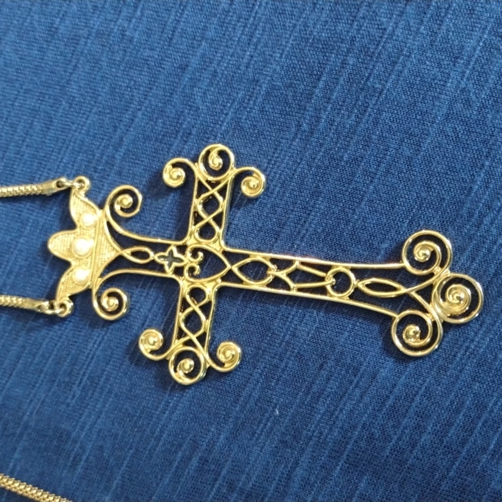 Sarah Coventry cross gold necklace